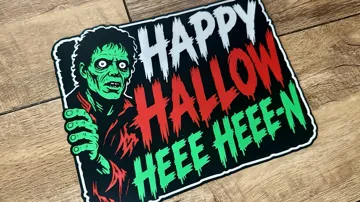 Letrero o emblema decorativo: MJ Zombie Happy Hallow Heee Heee-n Sign — vista de referencia 3