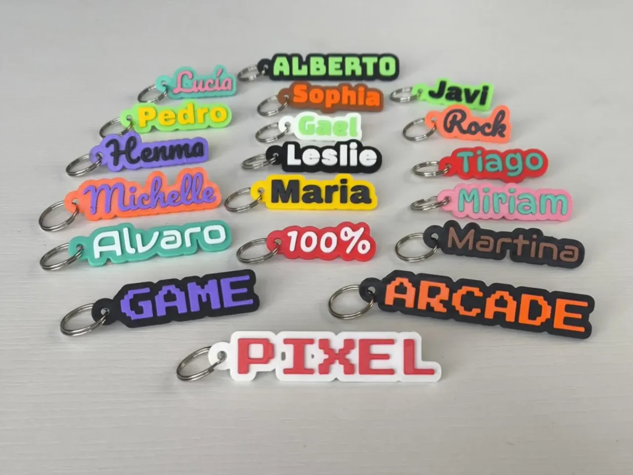 Llavero con nombre personalizable con borde view 2