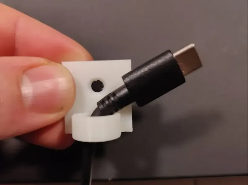 Click cable holder + Lightning and Thunder cables.