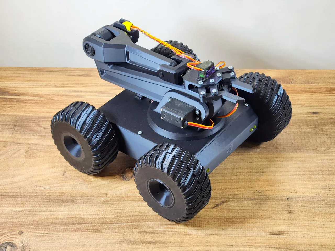 RC Rover with Robot Arm 6 DOF view 3