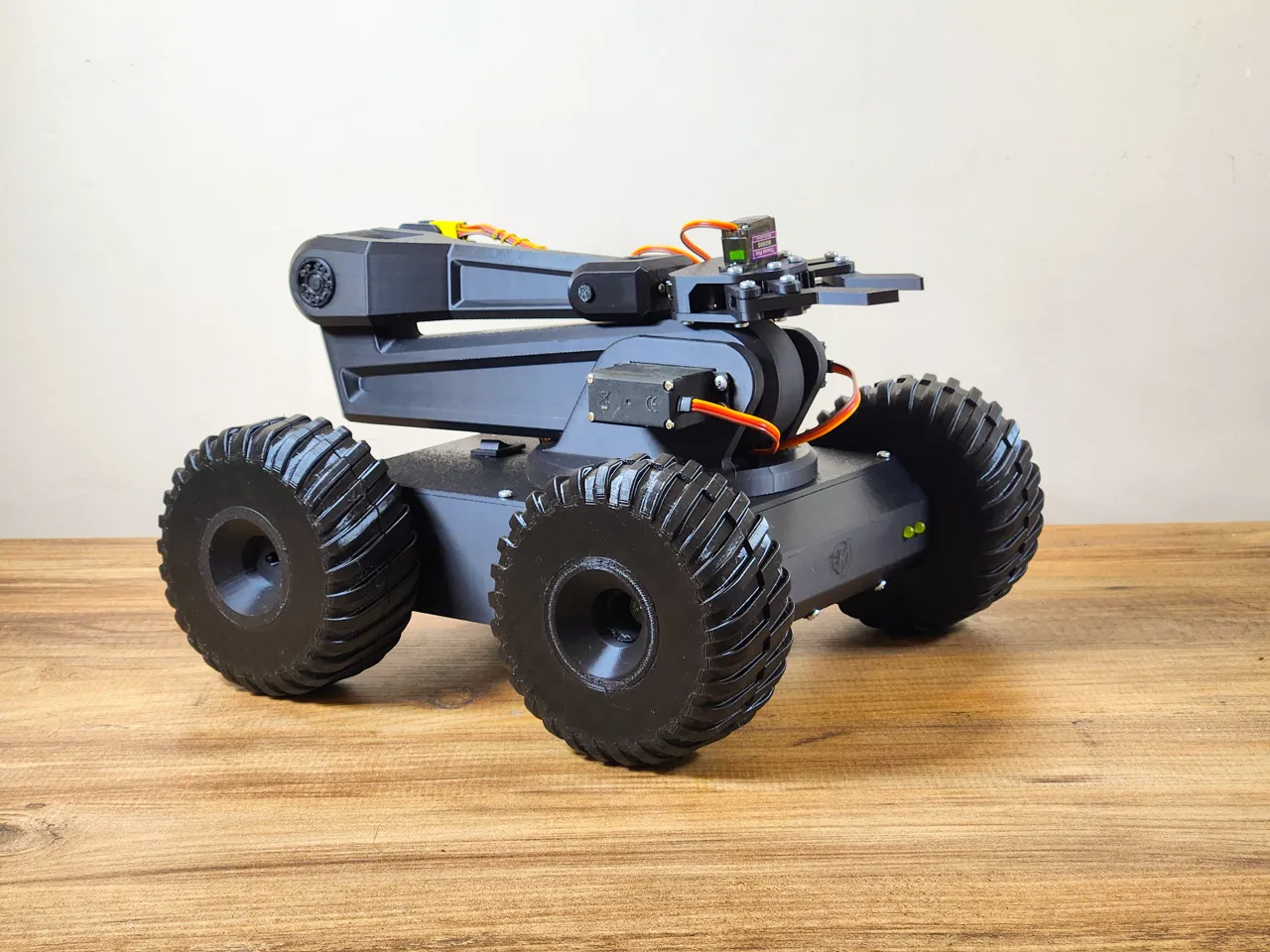 RC Rover with Robot Arm 6 DOF view 2