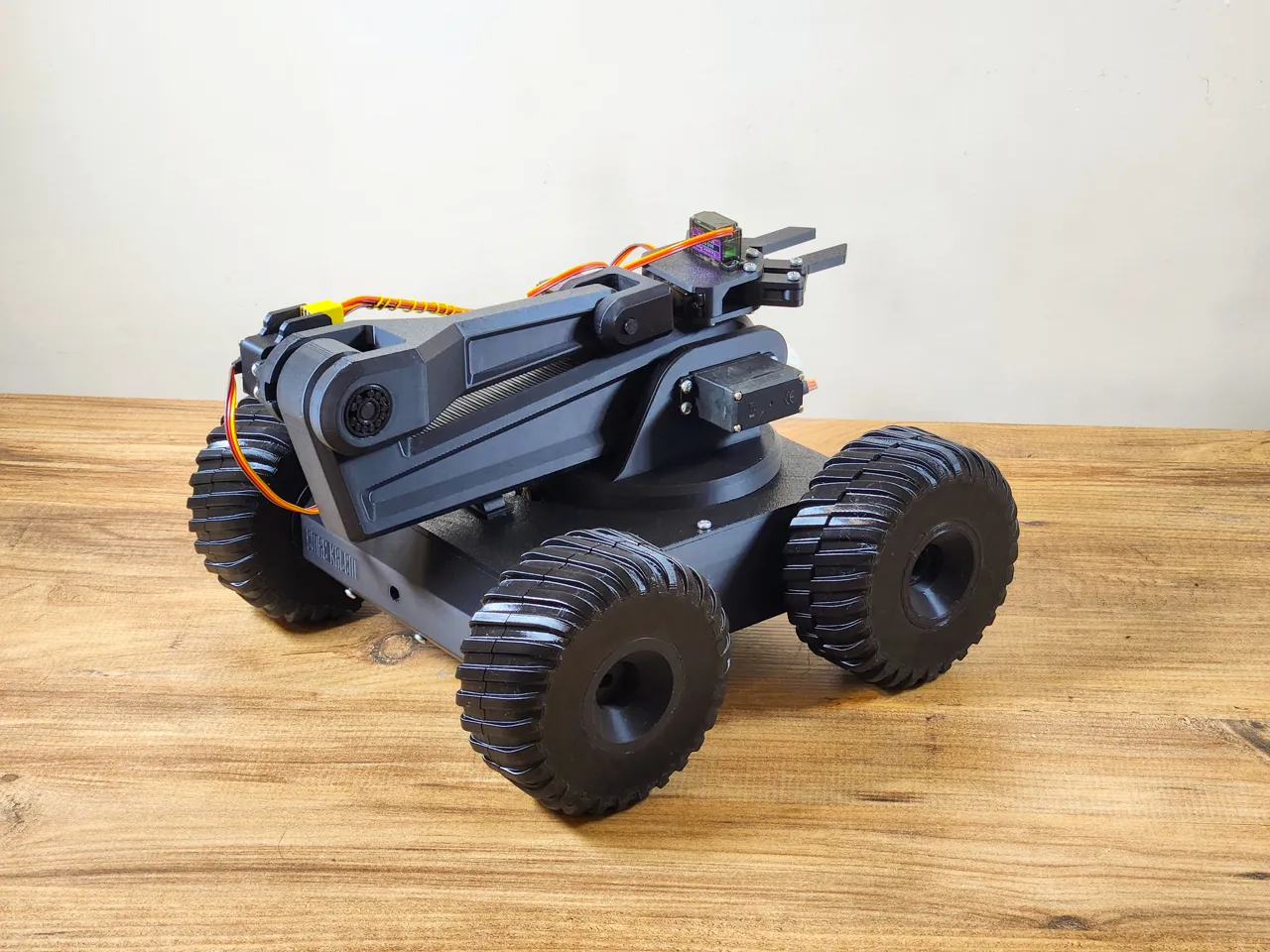 RC Rover with Robot Arm 6 DOF view 4