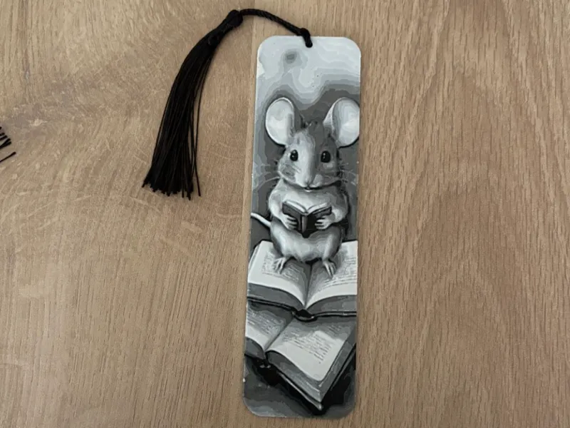 Marque-page souris qui lit.
