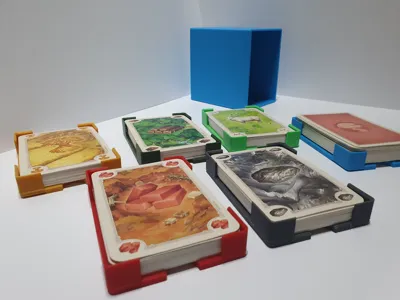 Dispensador De Cartas Para Catán Con Caja Y 200 Fundas – Set De 2 Dispensadores De 3 Huecos, Fabricado En PLA Biodegradable, Compatible Con Cartas Con Fundas