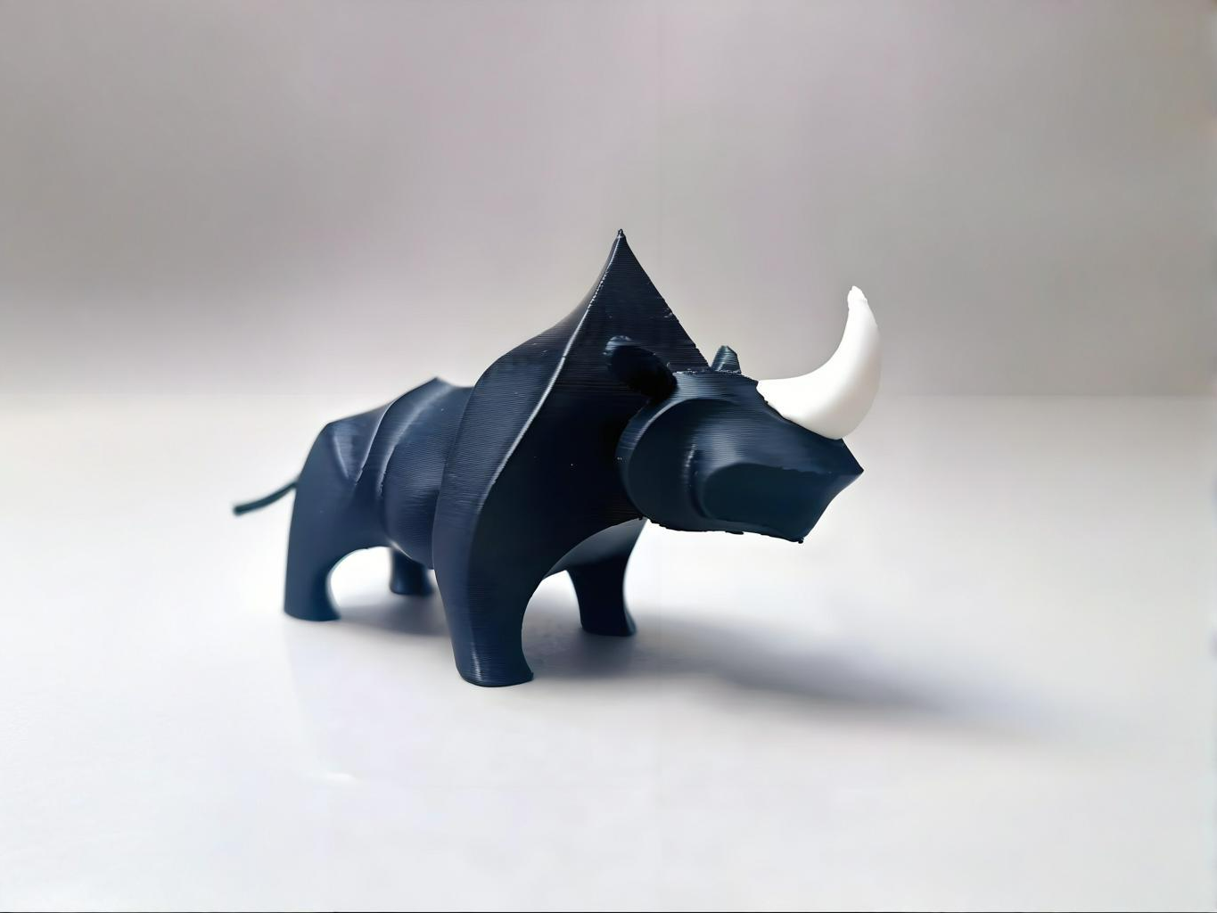 Miniatura 1 do modelo 3D 动物极简雕塑 犀牛