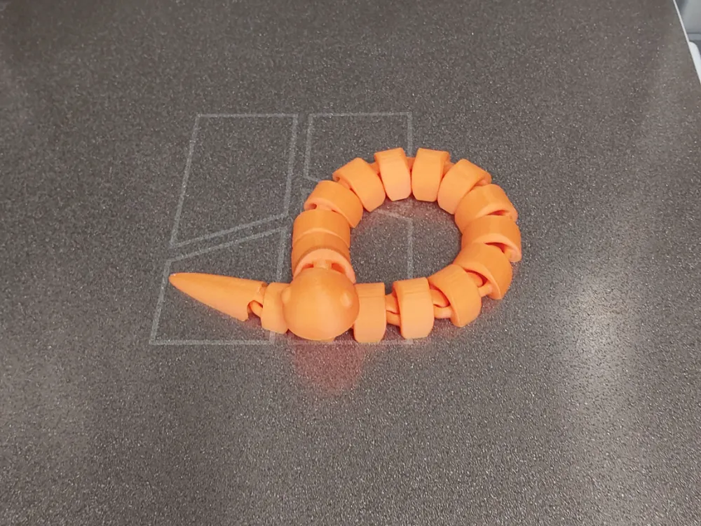 Objeto manipulable: Flexi snake fidget. Referencia del modelo original.