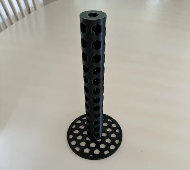 Paper towel holder with magnets
