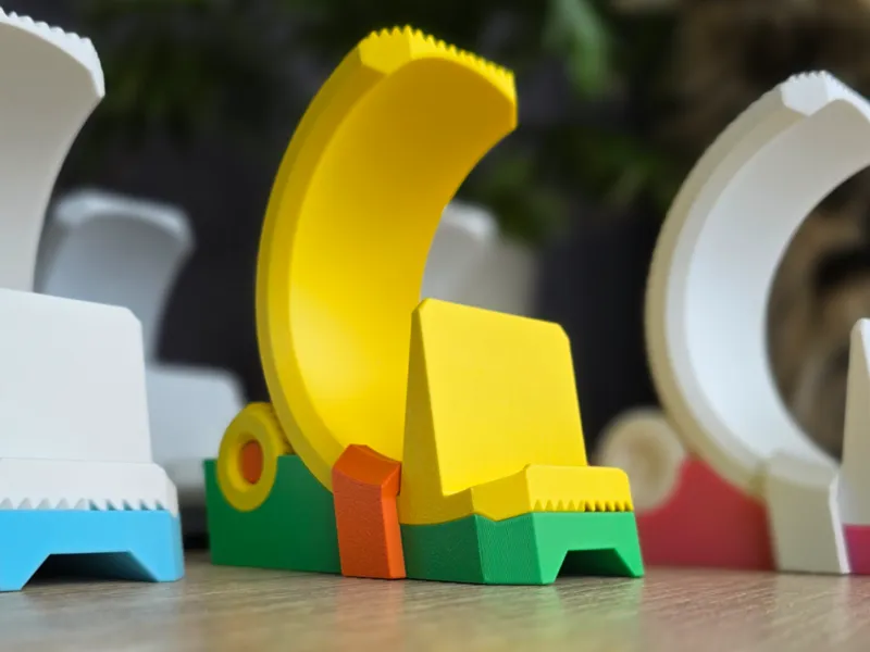 Adjustable phone stand based on a herringbone gear
