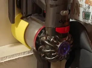 Dyson Holder with Deep Milwaukee Battery