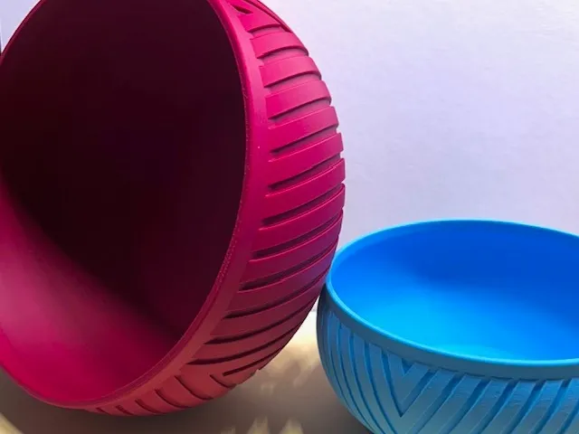 Schale mit Spiralrillen