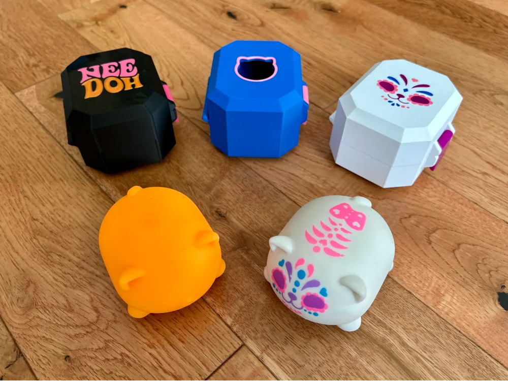 Caja o estuche: NeeDoh Cool Cat Case. Referencia del modelo original.