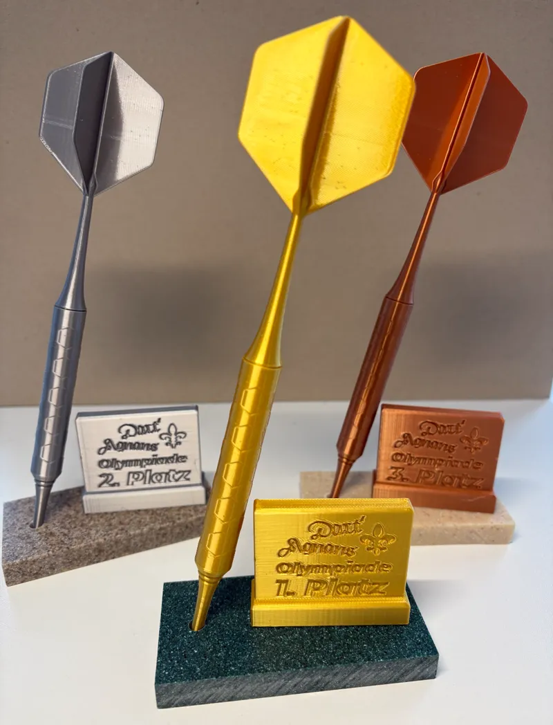 Dart‑Pokal mit Gutscheinfach