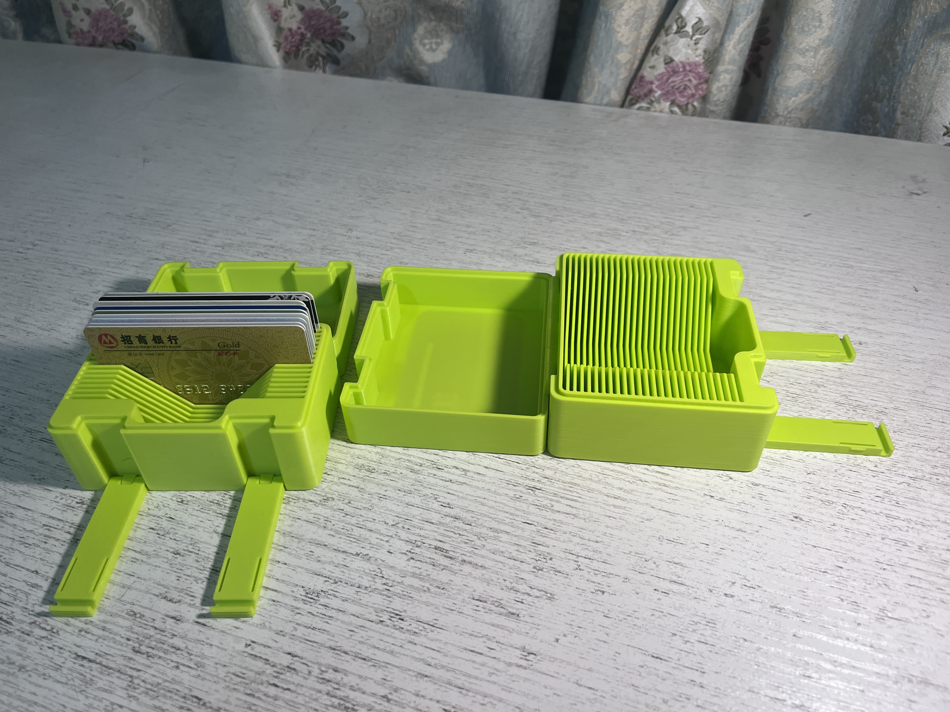 Miniatura 4 do modelo 3D 一体打印弹性卡扣银行卡/身份证/会员卡收纳盒（免支撑免五金免组装）