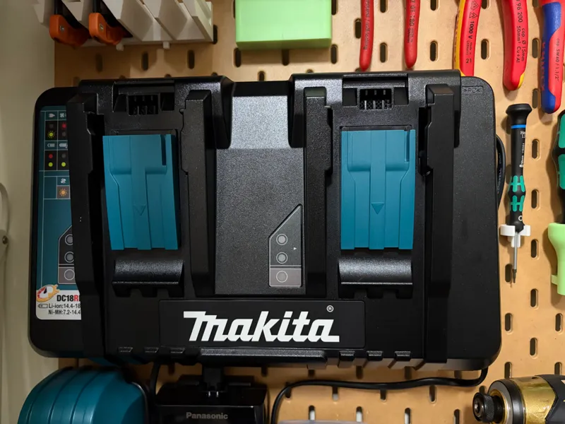 Makita DC18RD Charger Mount for IKEA SKÅDIS