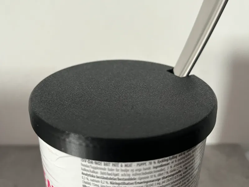 Snap-On Lid for Cat & Dog Food Cans - spoon hole