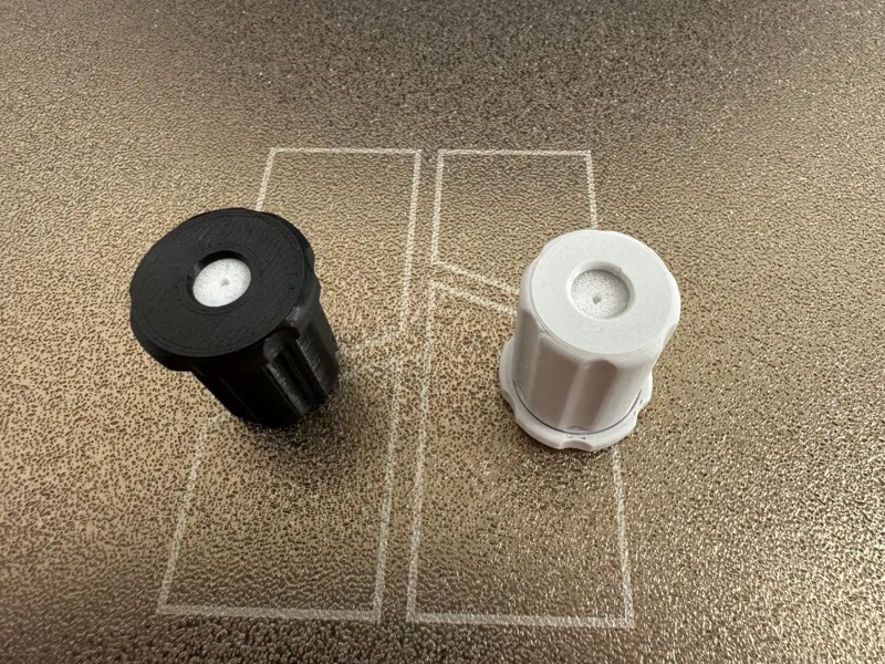 Filament cleaning container for circular sponge
