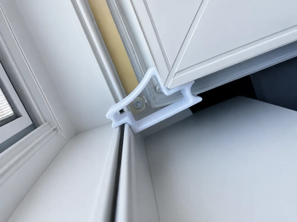 Soporte: Window Wind Stopper – Simple Window Holder. Referencia del modelo original.