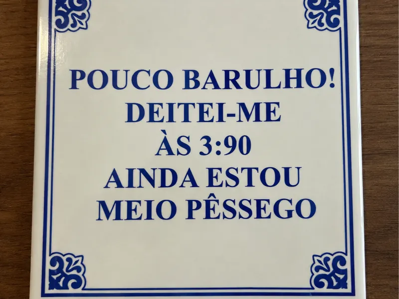 Azulejo Meme Português “Pouco Barulho”