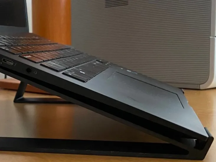 Minimal laptop support with optimized airflow