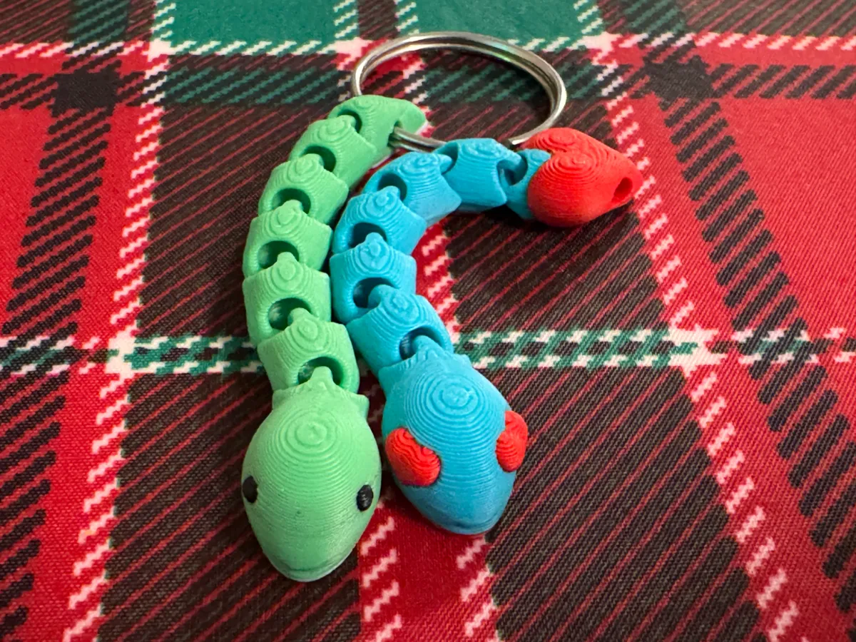Tiny Flexi Snake 'The Keyring' by Paulies Prints MakerWorld: Download Free 3D Models - 3D model önizlemesi