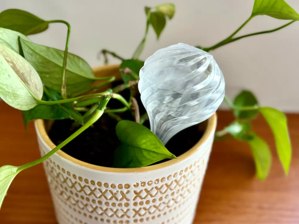 Jarrón decorativo: Spiral Plant Watering Globe in Vase Mode. Referencia del modelo original.