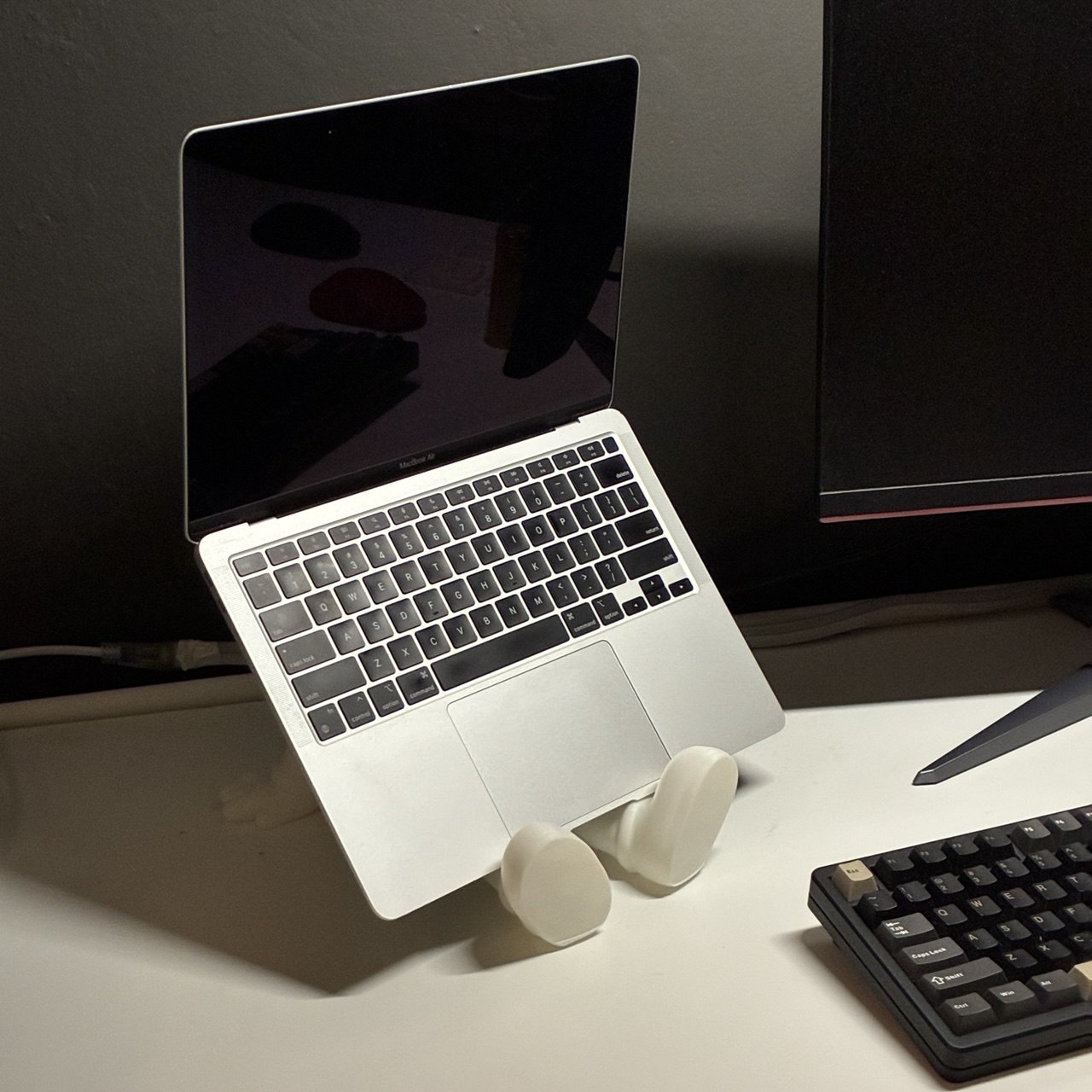 Miniatura 3 do modelo 3D Kaws figure sitting