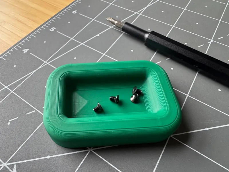Rounded screw tray