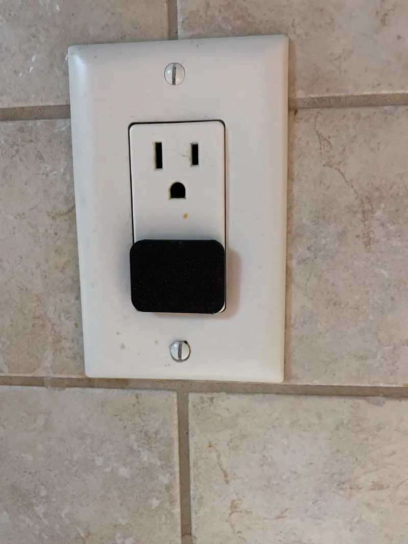 Safe Plug: A wall outlet cover