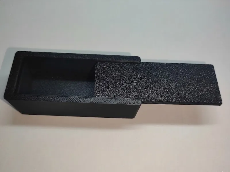 Caja con tapa magnética