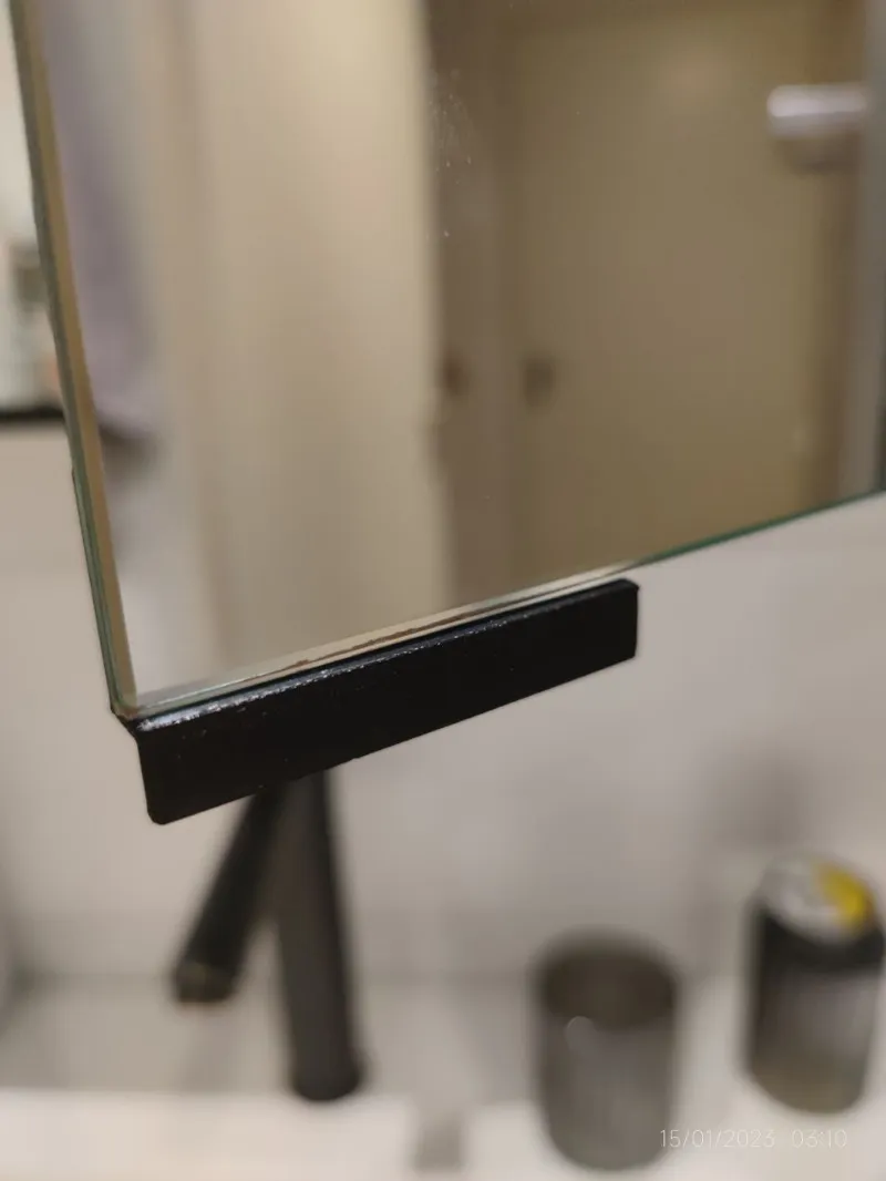 Simple glass pane handle/grip