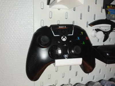 SKADIS controller/headphone holder