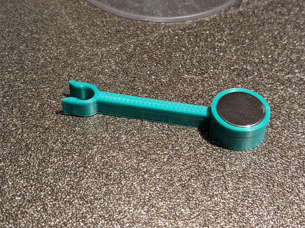Clip o pieza de sujeción: Minimalist magnetic clip for 60mm Flight stands. Referencia del modelo original.