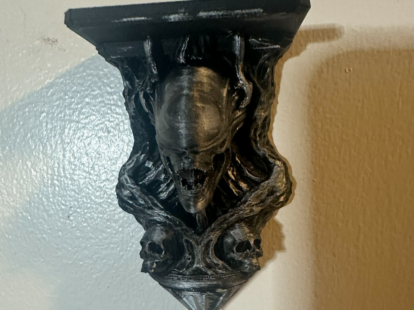 Xenomorph Wall Shelf – Alien Horror Display Mount