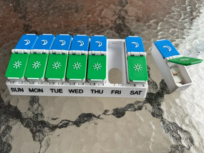 7 Day Pillbox with Removable Daily Containers.b