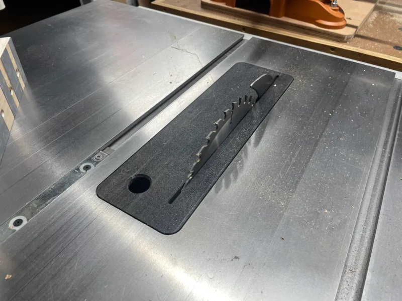 Table saw throat plate