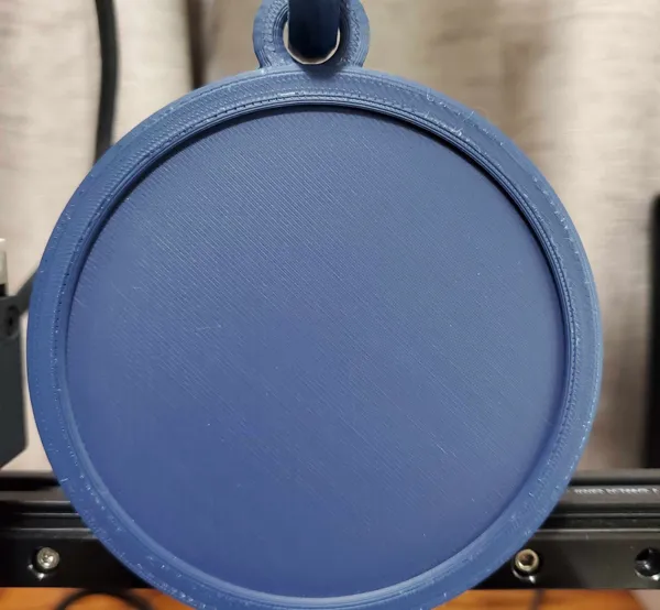 Pièce avec anneau pour collier