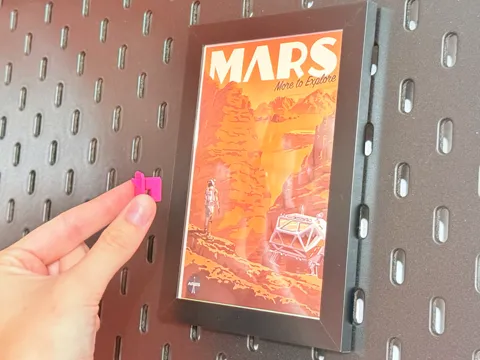 Marco decorativo: Skadis Picture Frame Hook - Hang Your Art! — referencia de MakerWorld