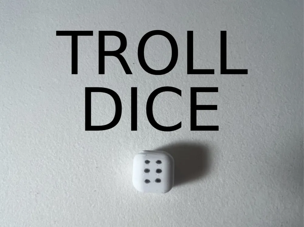 Letrero o emblema decorativo: Cheating Dice. Referencia del modelo original.