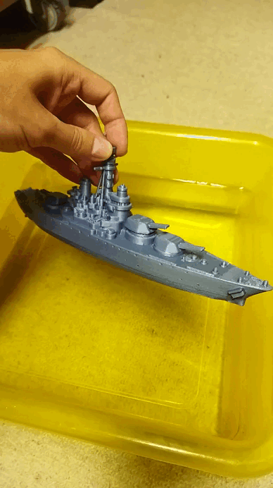 Schwimmendes Kampfschiff