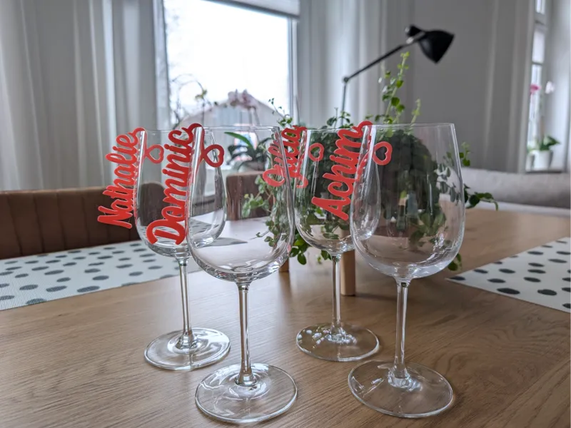 Glas Anstecker Namen mit V