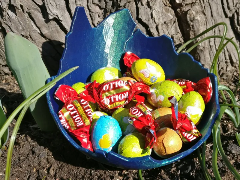 Cracked egg shell for candy or storage