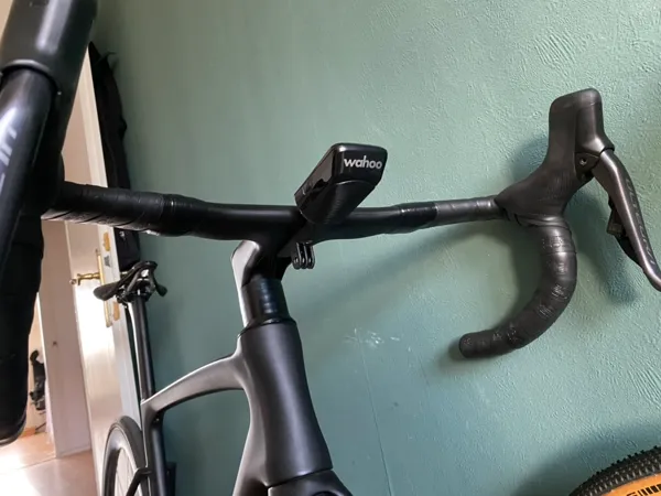 Support aéro avancé Wahoo Bolt V2 avec fixation GoPro