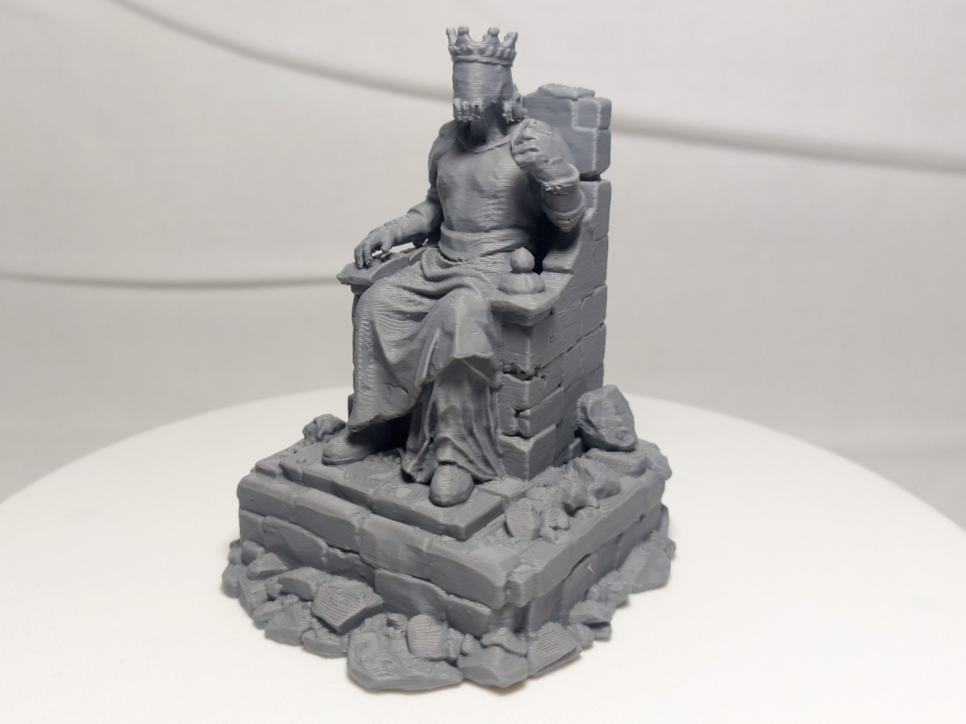 Faceless King – Ruined Stone Throne RPG Statue