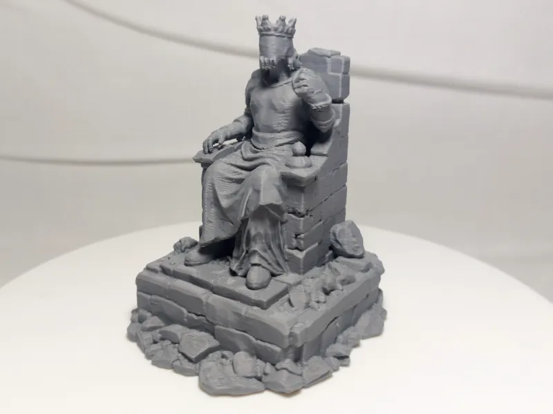 Faceless King – Ruined Stone Throne RPG Statue