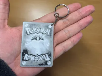 Parte trasera carta pokemon llavero