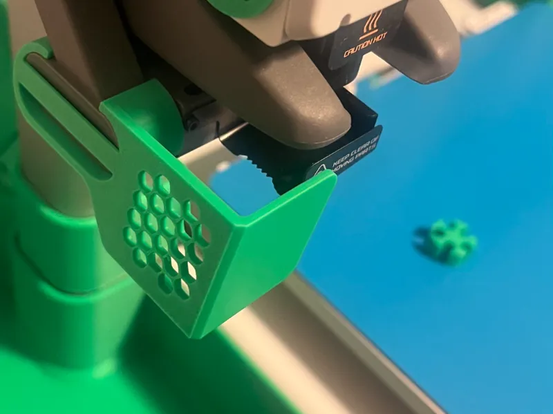 Purge deflector with mesh plate