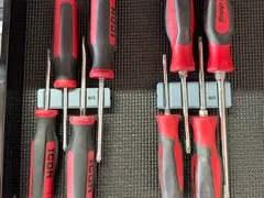 Magnetic screw driver rail