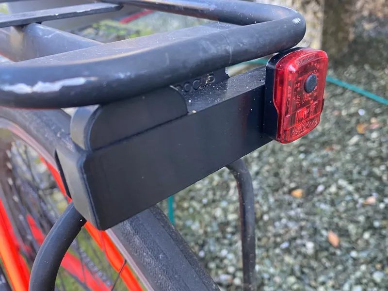 AirTag and Walfort bike lamp bike rack mount