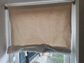 Simple dowel blind hanger