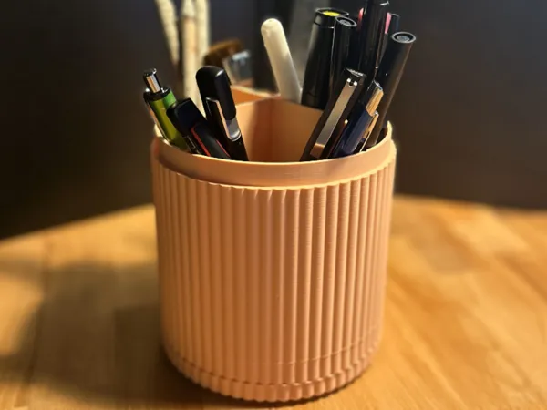 Pot à crayons rotatif
